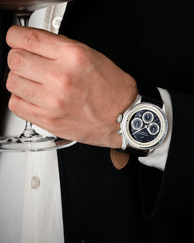 Wrist wearing a AV86 1564 Chronodate black watch
