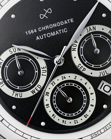 AV86 1564 Chronodate Black Dial Close-up